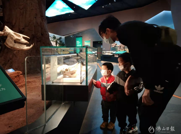 家长携孩子观展。佛山日报记者 黄鹤婷 摄