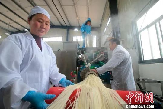 村民采用机械化制作米粉。王成前&nbsp;摄