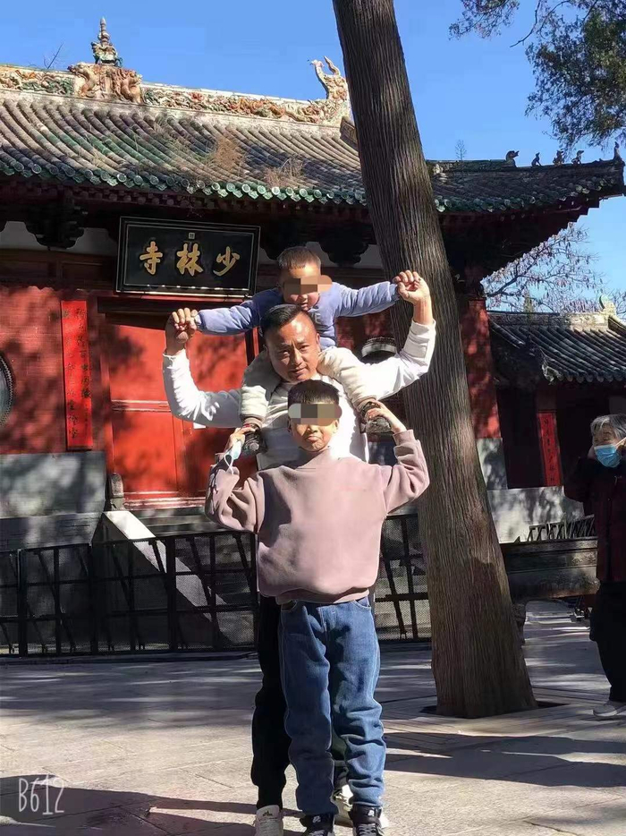 魏朋杰与2个儿子的合影