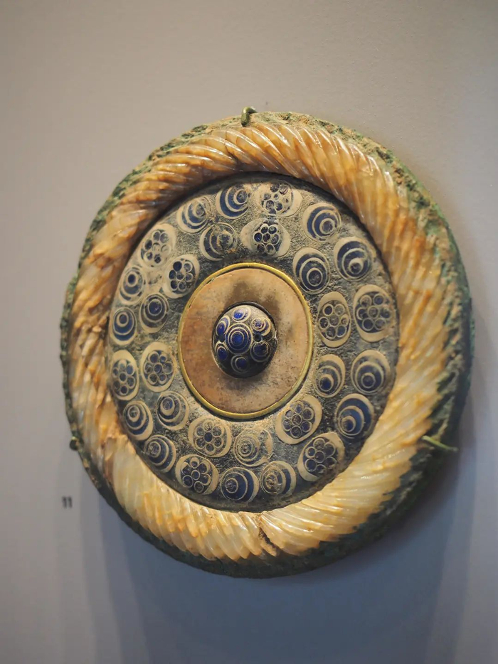 现收藏于美国哈佛大学艺术博物馆的镶嵌蜻蜓眼琉璃璧，疑似为洛阳金村出土。资料照片（上海大学教授徐坚供图）