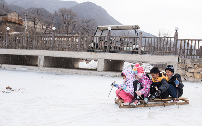 亲子冰雪体验项目——游客自己动手做冰车。延庆区供图