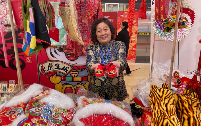 67岁的蒋丽娟是做虎头鞋老手艺人。新京报记者 耿子叶 摄