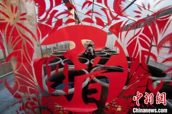 山西老陈醋集团的酿造车间。　韦亮 摄