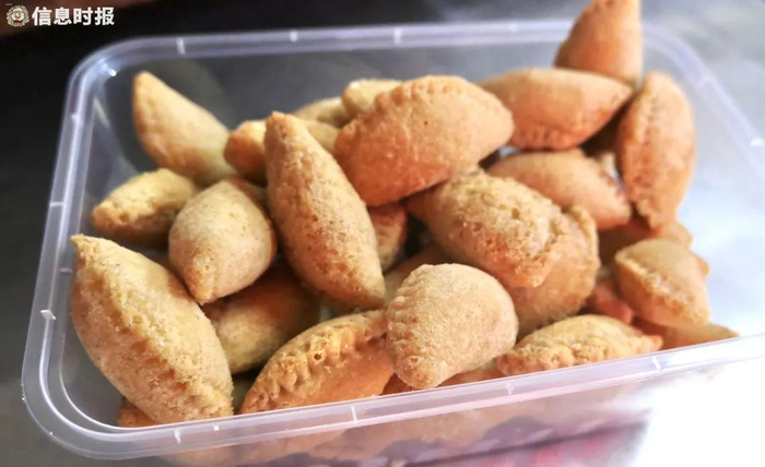 英记食店现保留煎堆、酥角等近20款年味小吃。信息时报记者 徐敏 摄
