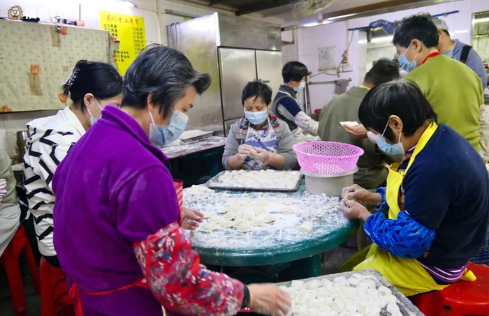 炸糖环、包酥角，英记的各样年味小吃全由纯手工制作而成。信息时报记者 徐敏 摄