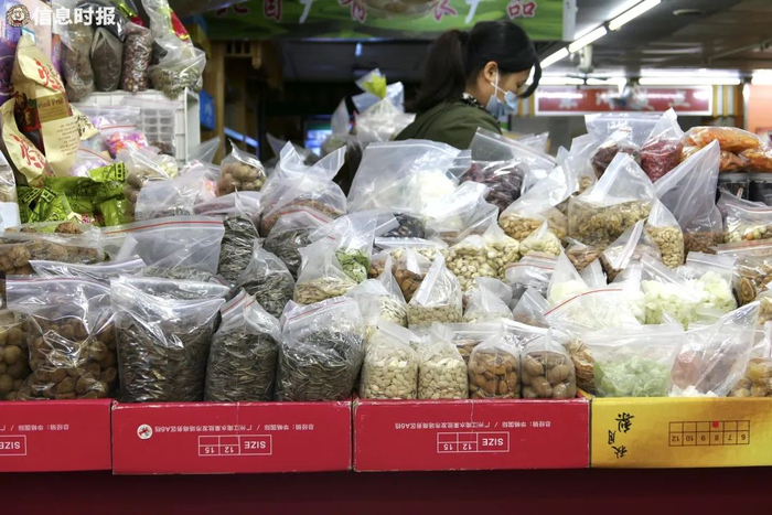 店主将每一种小吃用袋子装好。信息时报记者 徐敏 摄