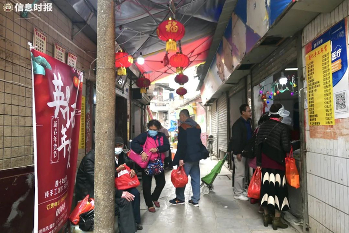 不少街坊在英记门口的巷子等候买小吃。信息时报记者 徐敏 摄