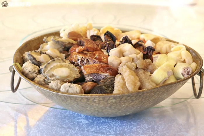 盆满钵满的盆菜食材丰富。信息时报记者 徐敏 摄