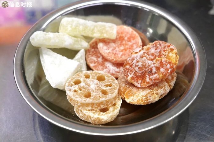 糖冬瓜、糖椰角、糖马蹄、糖莲藕等年味小吃，如今已买少见少。信息时报记者 徐敏 摄