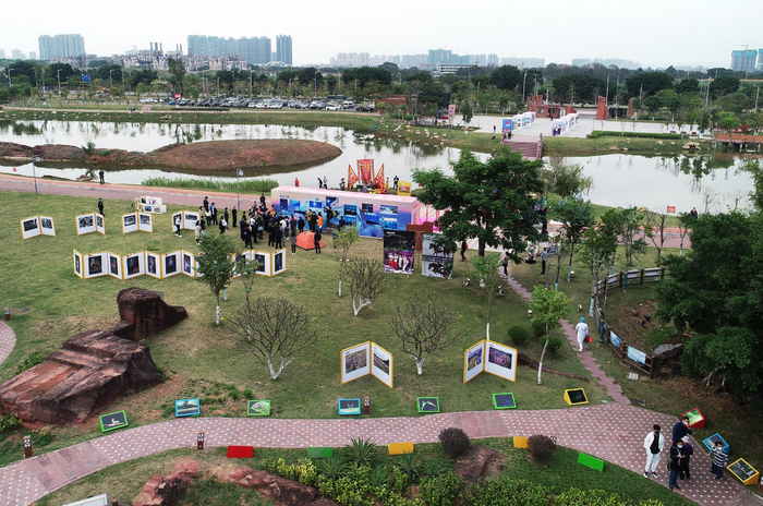 户外展览现场。叶瑞和 摄