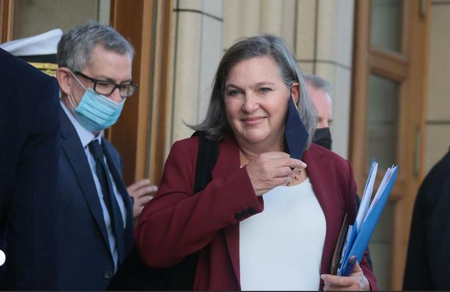 2021年10月12日，纽兰离开俄罗斯外交部大楼。