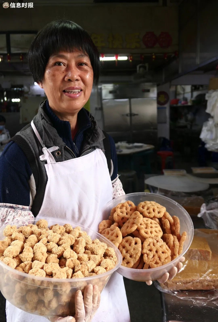 群姐表示，蛋散、油角、糖环、煎堆、酥角这些广式年味小吃，以前广州几乎家家户户过年前都会做。信息时报记者 徐敏 摄