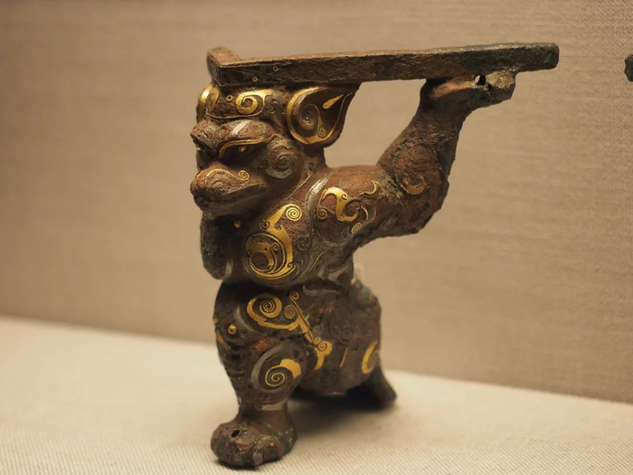 现收藏于美国纳尔逊·阿特金斯艺术博物馆的错金银托举神兽案足，疑似为洛阳金村出土。资料照片（上海大学教授徐坚供图）