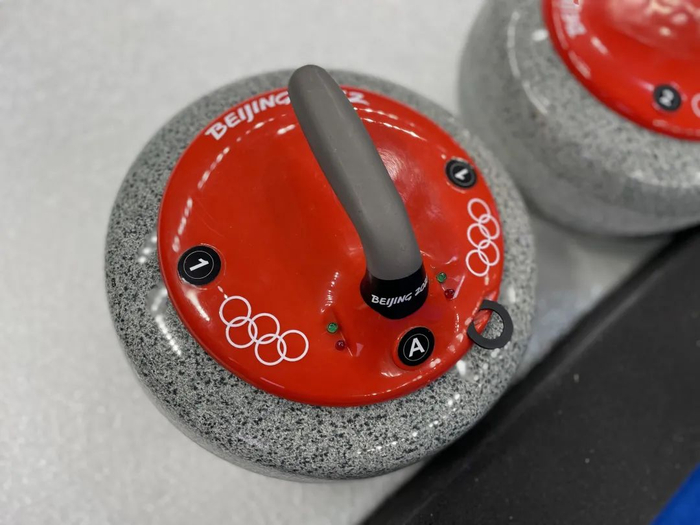 ▲比赛用壶上北京冬奥会元素非常显眼。新京报记者 马骏 摄