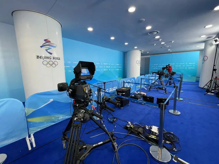 ▲冰壶场馆混合采访区，运动员与记者之间有一定的距离。新京报记者 马骏 摄