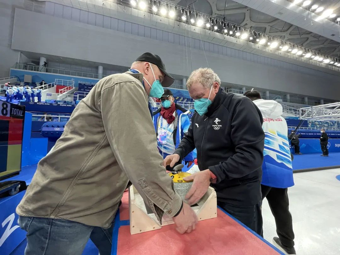 ▲冰壶“开箱”，工作人员协同作战。新京报记者 马骏 摄