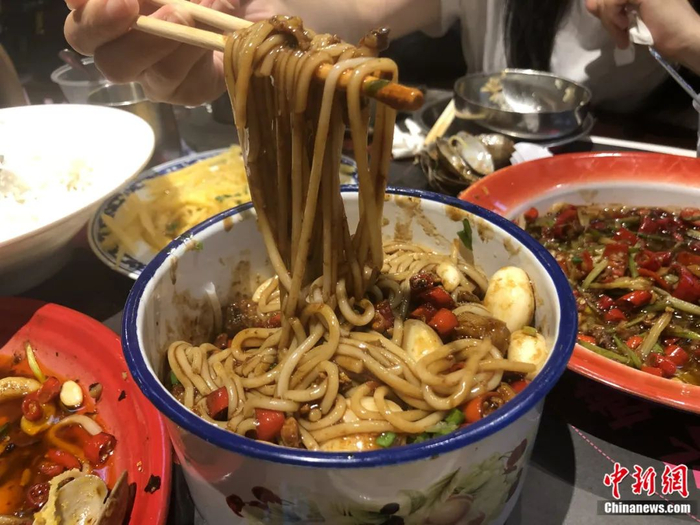 拌粉。袁汝晶 摄