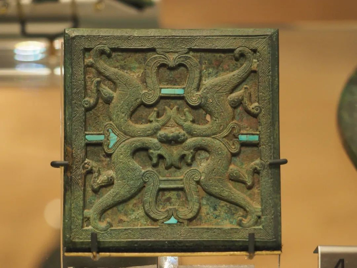现收藏于加拿大皇家安大略博物馆的镶嵌绿松石四兽纹方镜。资料照片（上海大学教授徐坚供图）
