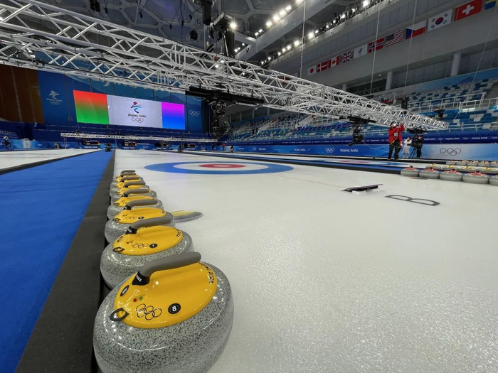 ▲北京冬奥会比赛用壶在冰道边一字排开。新京报记者 马骏 摄