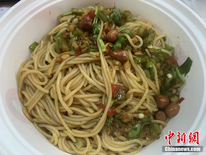 江西人的一天从“嗦粉”开始。李韵涵 摄