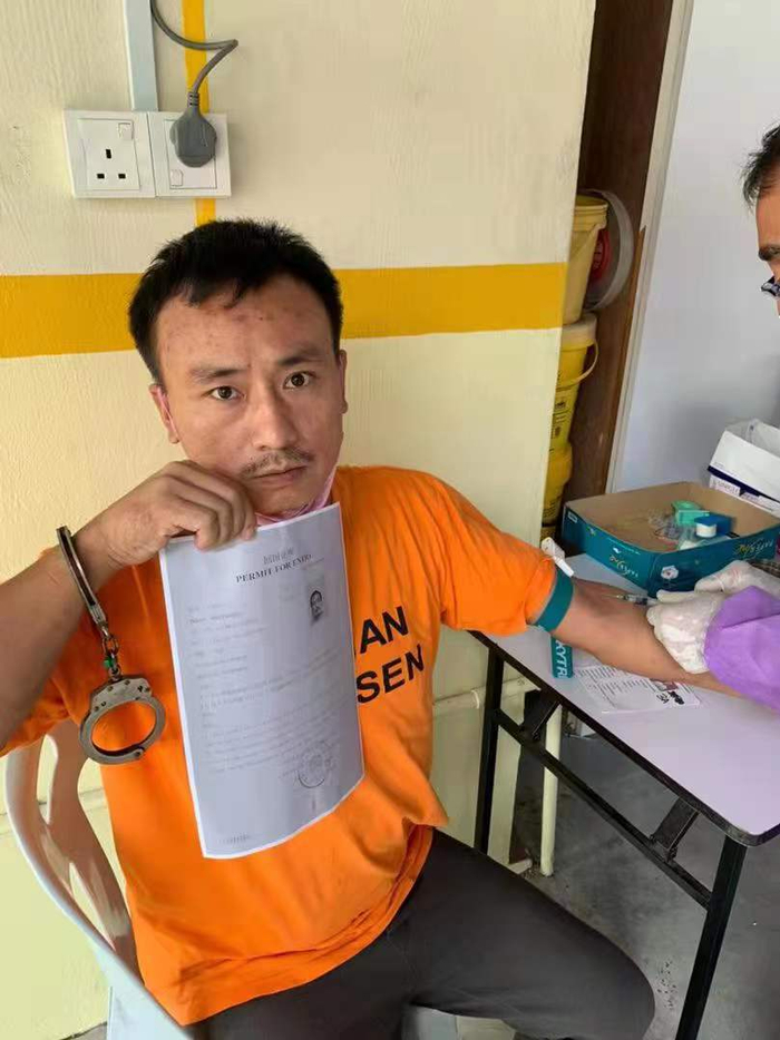 魏朋杰在移民局拘留营做体检