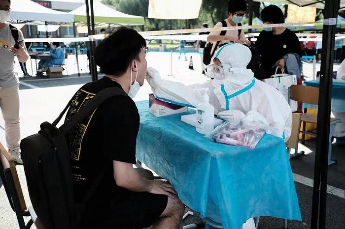  校园里，学生排队做核酸检测。受访者供图。