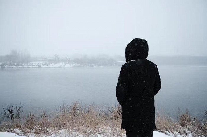 下雪的湖边。受访者供图。