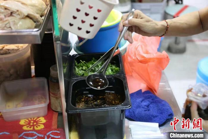 新加坡三喜海南鸡饭店制作的蘸料。　何瑞州供图