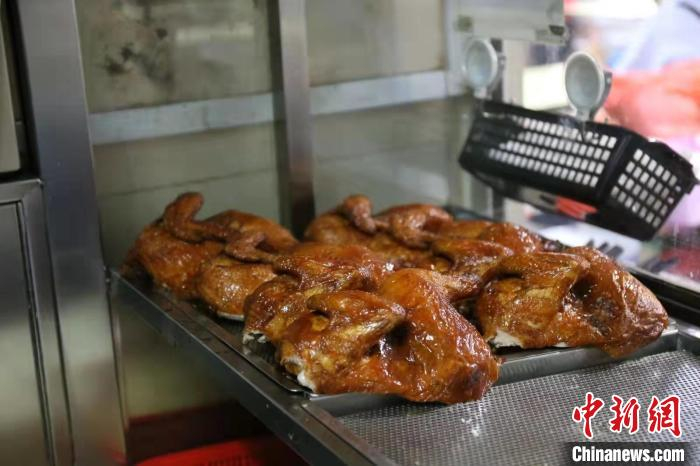 新加坡三喜海南鸡饭店制作的烧鸡。　何瑞州供图