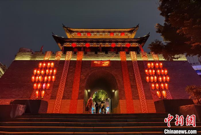 复建的仓西门城楼。　刘小丹 摄