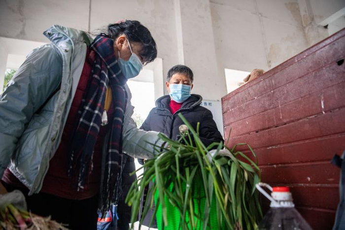 　　1月27日，旅客在柏林站候车厅采购农产品。新华社记者 唐奕 摄