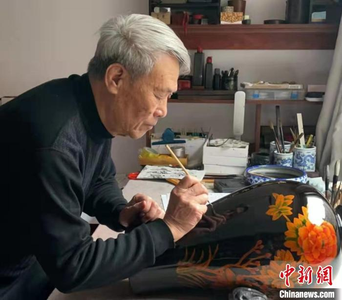 “永隆号”漆艺馆创始人张锦正在制作推光漆器。　胡健 摄