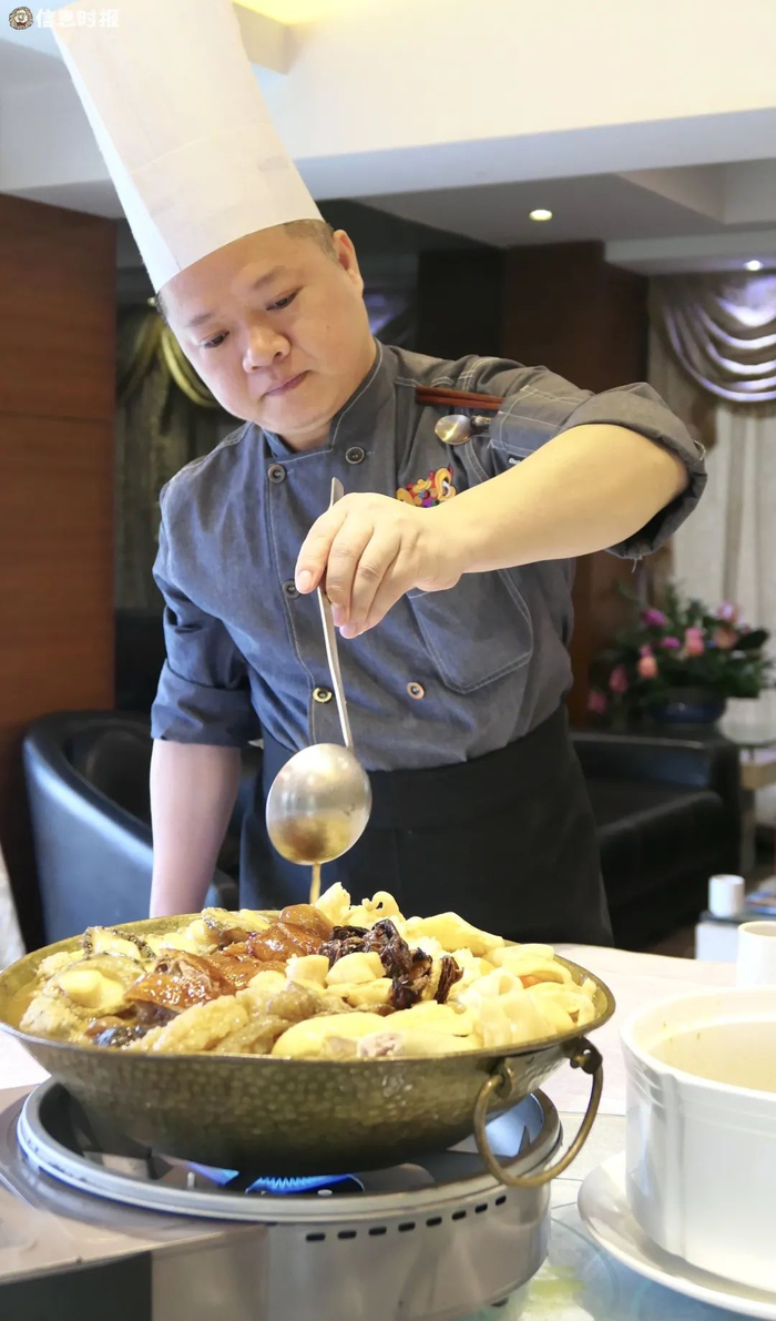 盆满钵满的至尊盆菜皇以鲍汁打底，味道集鲜香浓郁于一锅，但各种食材的口感却能保持清爽。信息时报记者 徐敏 摄