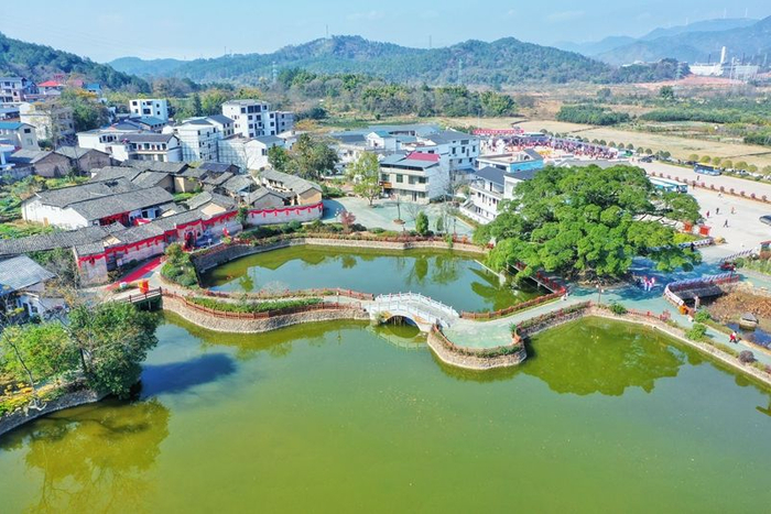 图为位于江西龙南市里仁镇正桂村的民宿村（国家铁路集团公司南昌局供图）