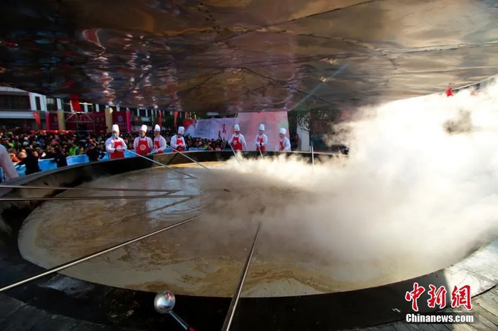 江西米粉节万人同食鳜鱼煮粉。王成前 摄