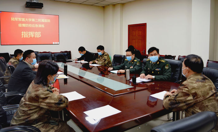 新桥医院应对疫情防控领导小组会议中。曾理 摄