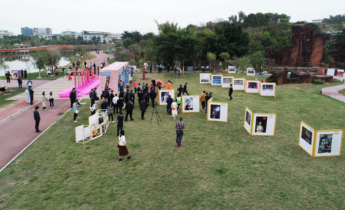 户外展览现场。叶瑞和 摄