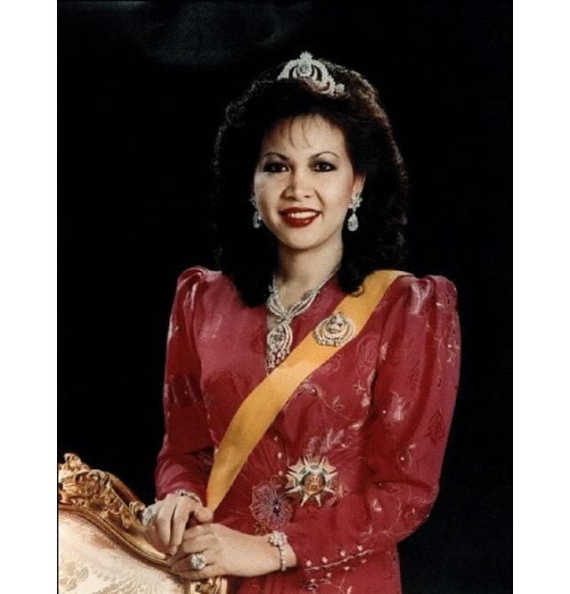 文莱36岁公主大婚10天,身披"钻石山"稳坐"黄金座",极尽豪奢