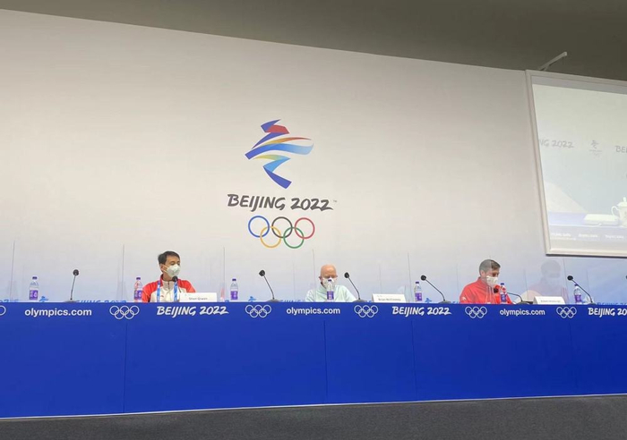 北京冬奥会医疗小组首席专家麦克洛斯基（中）参加北京冬奥会疫情防控媒体吹风会。