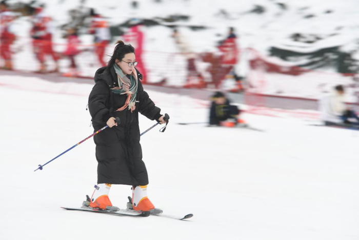 1月27日，滑雪爱好者在重庆石柱冷水国际滑雪场体验滑雪。新华社记者王全超摄
