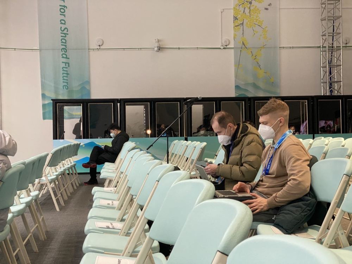 图为外籍人员在北京冬奥会闭环内