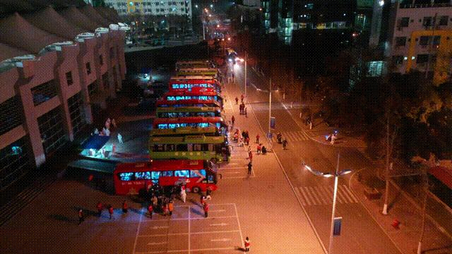 1月17日凌晨4点，长安大学集中送返乡学生去机场及车站。 新华社 图