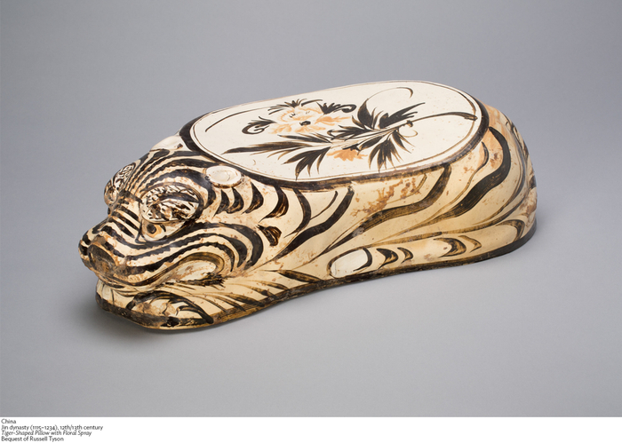 清代花纹虎形枕，芝加哥艺术博物馆，馆藏编号：1964.858