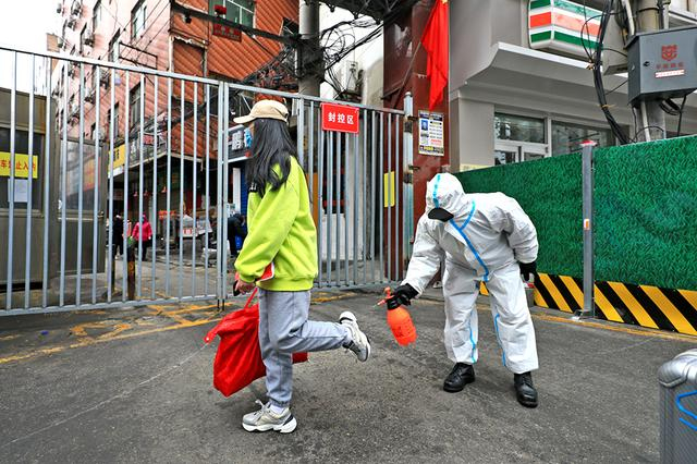　　2022年1月6日下午，在西安市雁塔区电子城街道徐家庄村，防疫人员对刚刚结束集中隔离的几位租住户进行严格消毒。 澎湃影像 图