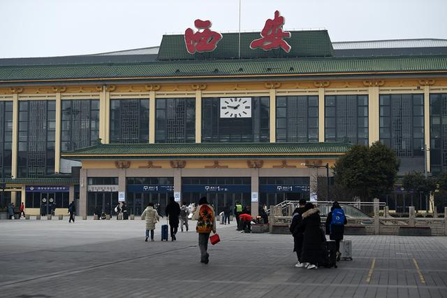2022年1月29日，陕西省西安市火车站准备出行的旅客。 澎湃影像 图
