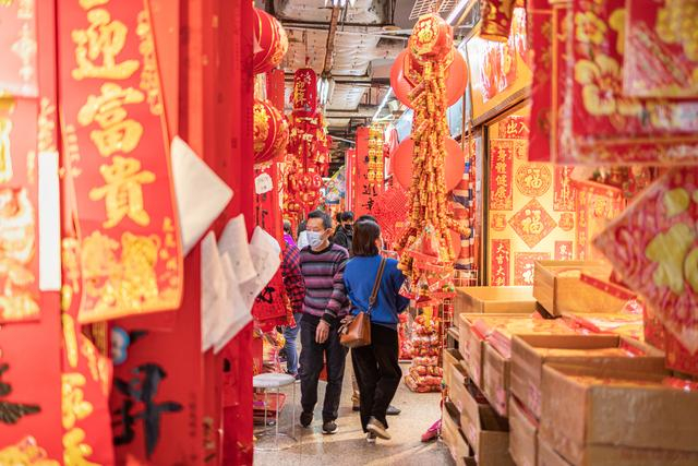 2022年1月25日，广州越秀区，市民选购年货饰品 图源：IC Photo 