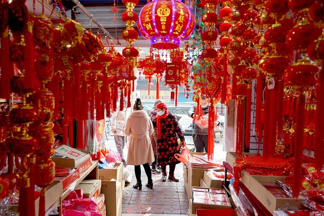 　2022年1月30日，市民在陕西省西安市新城区一批发市场挑选新年饰品。 澎湃影像 图