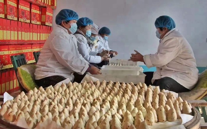 在郭文广的合作社，十来个人每天产销1吨年糕。受访者供图 
