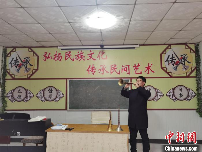 图为董连吉陶醉在唢呐的吹奏中。　李洋 摄