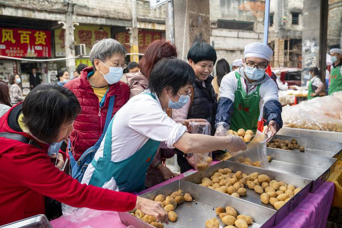 快子路上，市民购买炸油角。佛山日报摄影俱乐部成翠兰摄